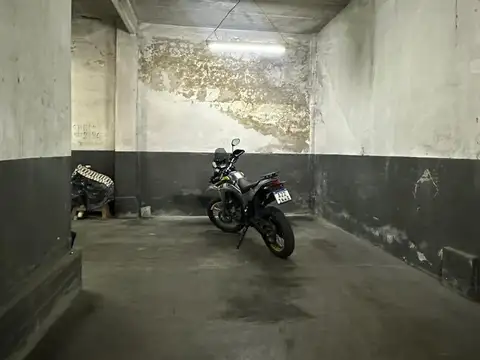 COCHERA TECHADA EN EDIFICO - VILLA LUGANO 