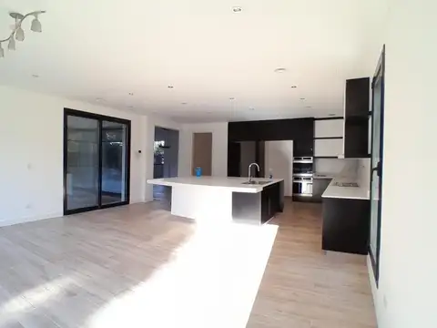 Casa en Venta con 4 cocheras