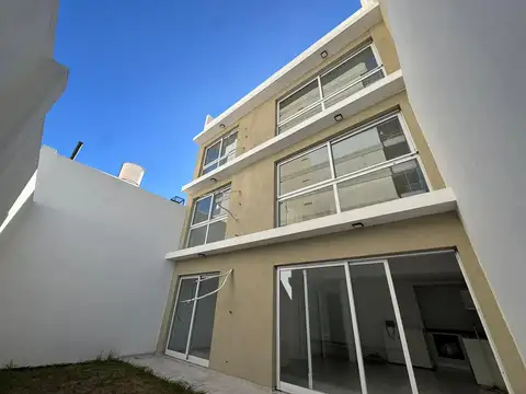 Departamento de dos ambientes con patio en venta