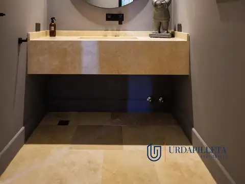 Casa en Alquiler con 2 cocheras