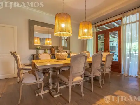 Casa en Venta con 2 cocheras