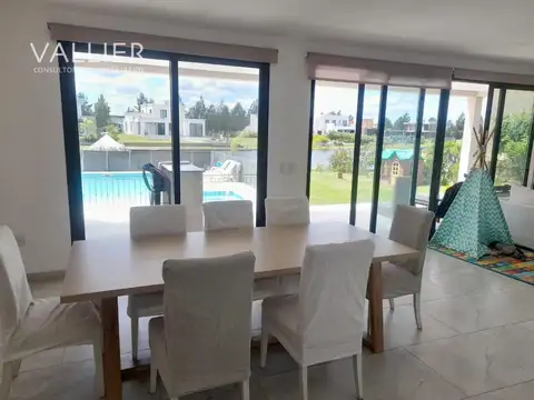 Casa en Alquiler Temporal con 4 cocheras