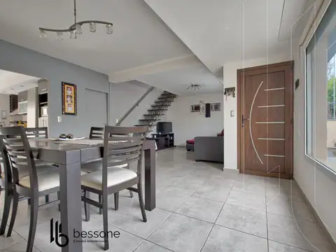 Casa 4 ambientes con 2 baños