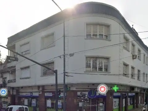 LA LUCILA 2 AMB 2 PATIOS EXCELENTE UBICACION -SOBRE AV MAIPU