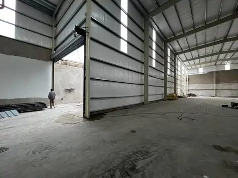 Galpòn 1800m2 a ESTRENAR con Salida a 2 calle (4 Entrada de Camiones) Zonif. Mixt3