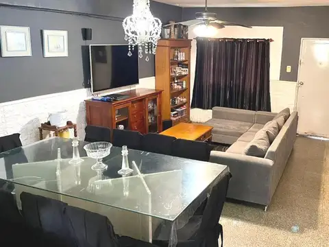 VENTA/PERMUTA - Casa - 2 Dormitorios - Cochera y Jardín - Fisherton, Rosario.