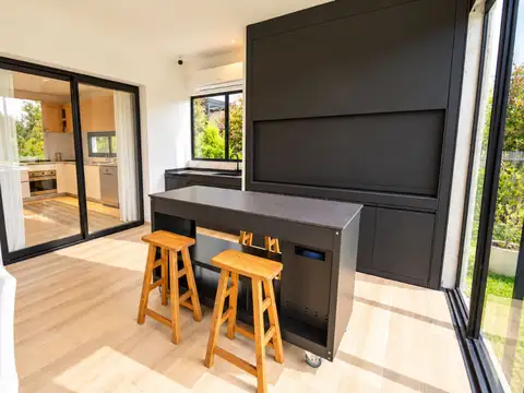 Casa en Alquiler con 2 cocheras