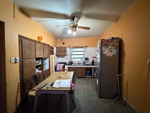 REMAX VENDE/ CASA/ AMPLIO PATIO/ SERVICIOS
