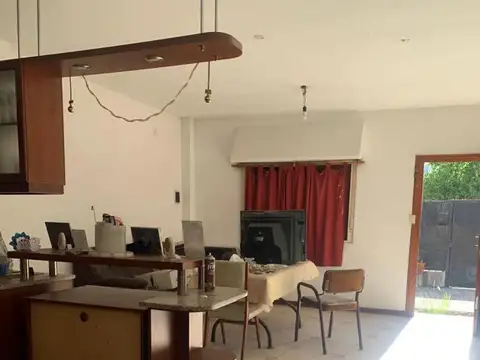 Casa 4 ambientes con 2 baños