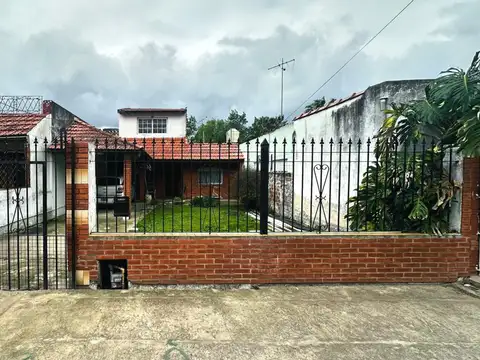 Casa en venta Lomas de Zamora 3 amb coche y jardín