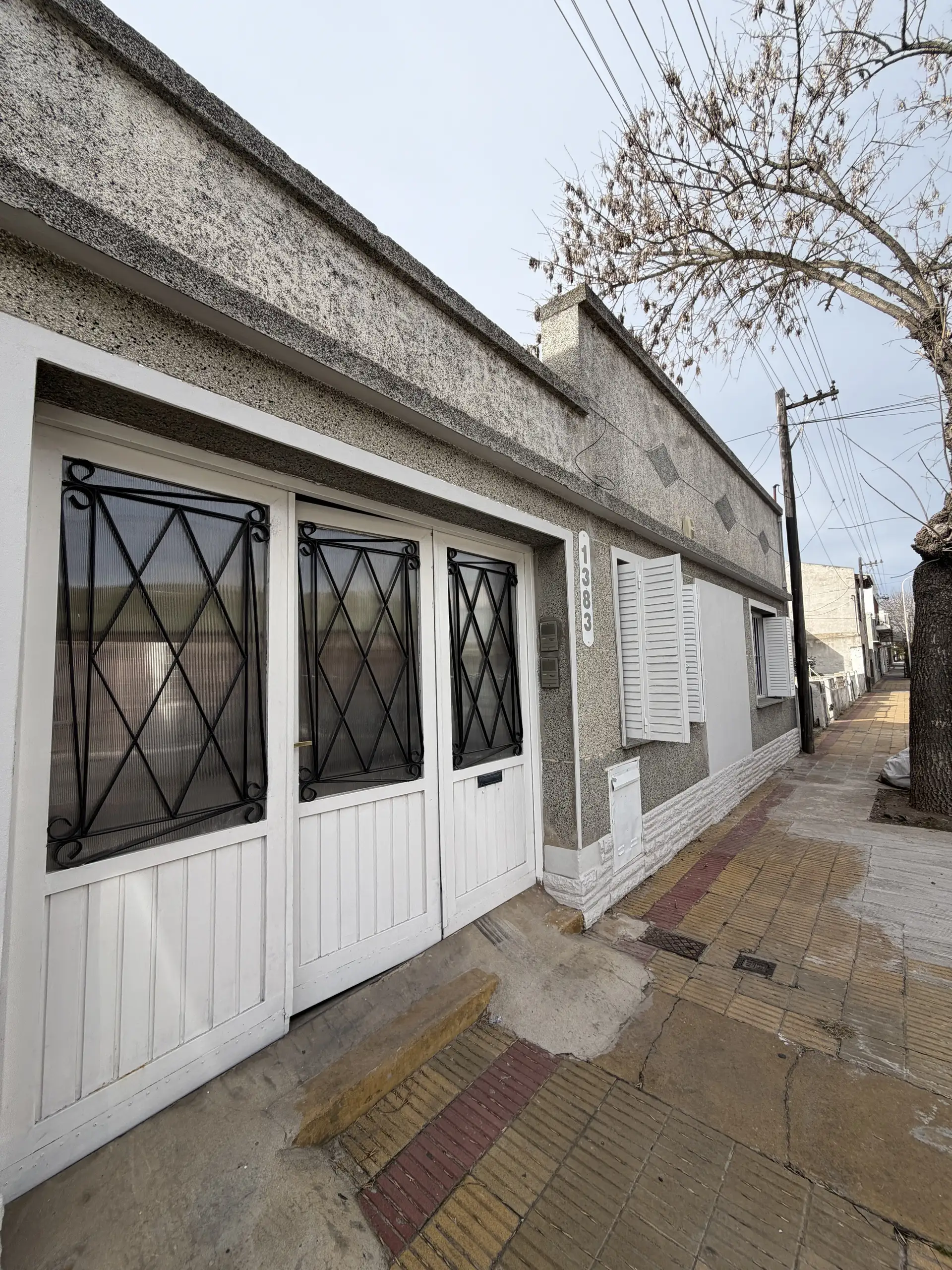 Casa de 2 dormitorios con garage cubierto en alquiler *sólo uso comercial*