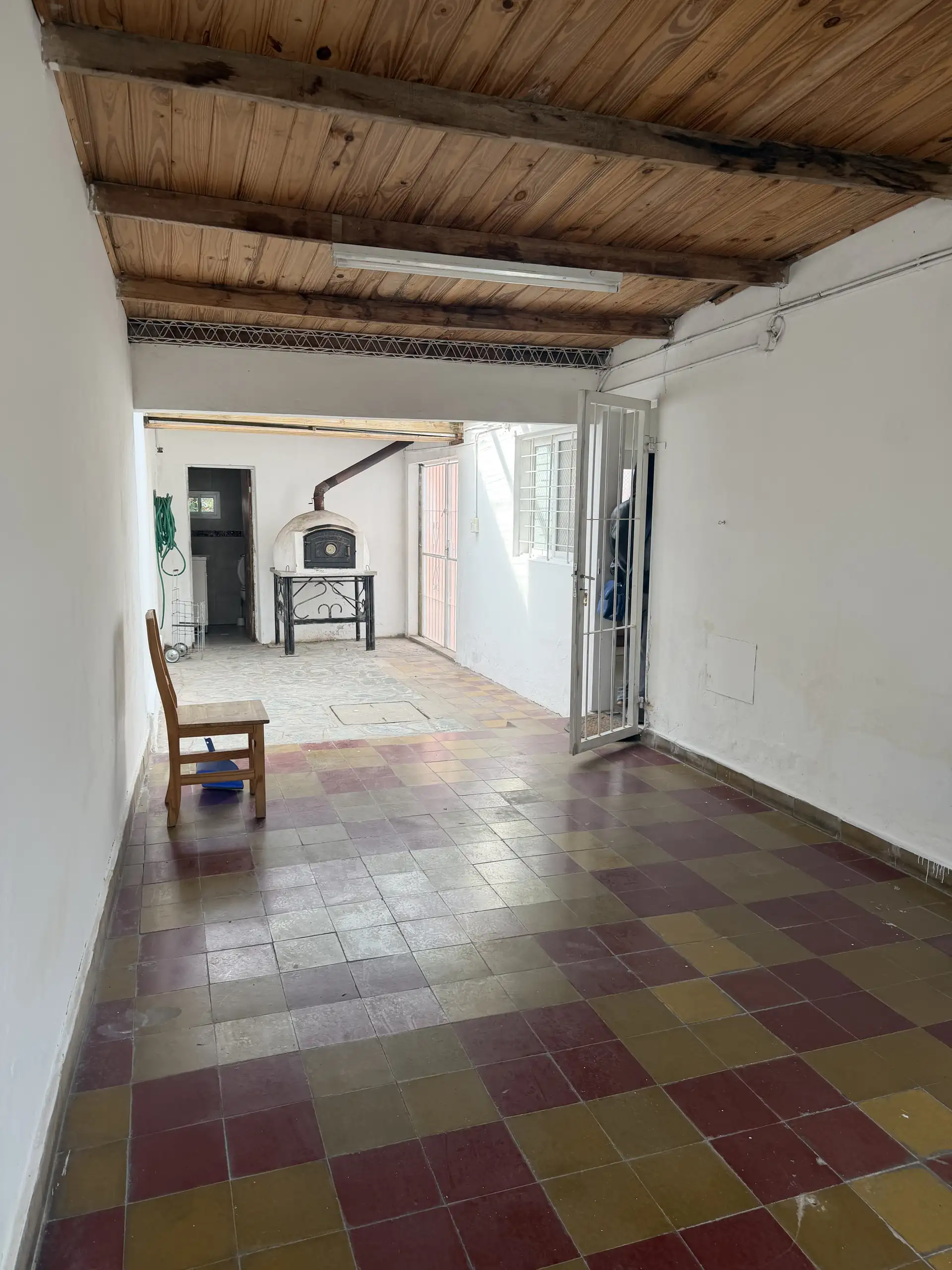 Casa de 2 dormitorios con garage cubierto en alquiler *sólo uso comercial*