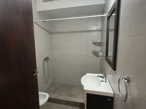 Casa de 2 dormitorios con garage cubierto en alquiler
