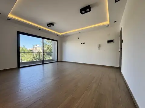 DEPARTAMENTO DE 3 AMB. CON COCHERA SEMIPISO DE EXCELENTE CALIDAD