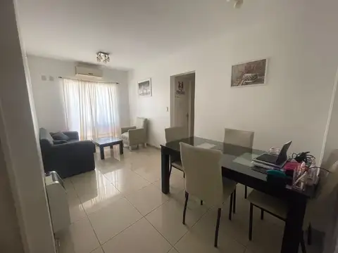 pleno corazón de Almagro, piso alto al contrafrente con balcón corrido.
