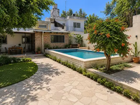 VENTA: Casa de cinco dormitorios, jardín y cocheras en La Florida, Rosario