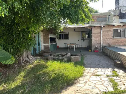 Casa 8 ambientes con 2 baños