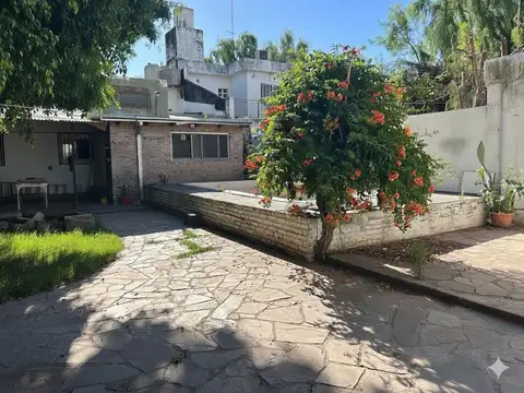 Casa de cinco dormitorios, jardín y cocheras en La Florida, Rosario