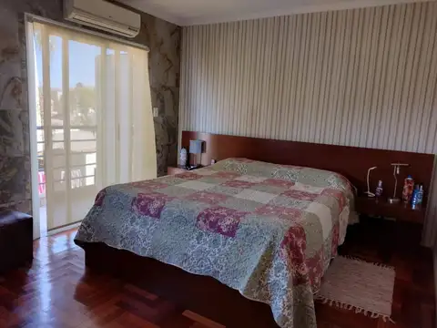 Hermosa casa sobre calle Malharro, barrio Los Alamos de Glew