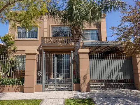 Hermosa casa sobre calle Malharro, barrio Los Alamos de Glew 