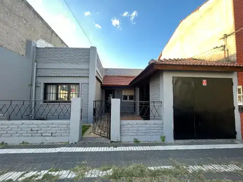 VENTA CASA 5 AMBIENTES COCHERA GRAN PATIO