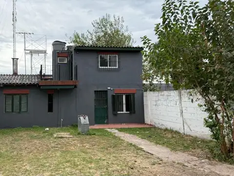 Casa con 2 Locales en la Reja  234m2