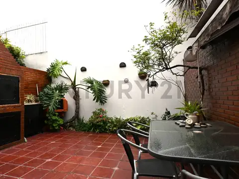 VENTA DÚPLEX DE 4 AMBIENTES CON DEPENDENCIA COCHERA Y PATIO EN VILLA GRAL. MITRE