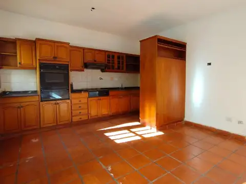 Casa 4 dormitorios con patio y parrillero en barrio Belgrano