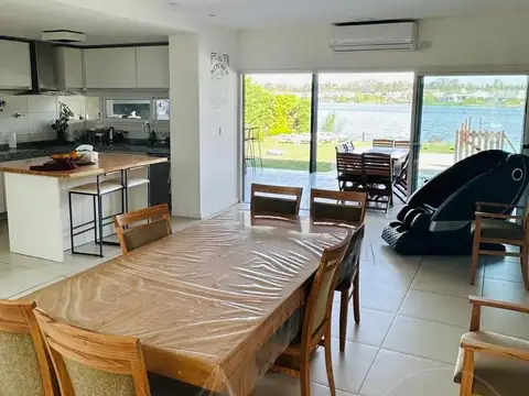 Casa en Alquiler con 2 cocheras