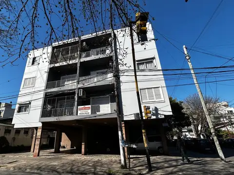 Departamento 3 ambientes con cochera y balcón  en Venta -  Castelar.
