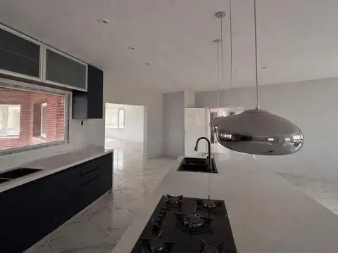 Casa en Alquiler con 2 cocheras