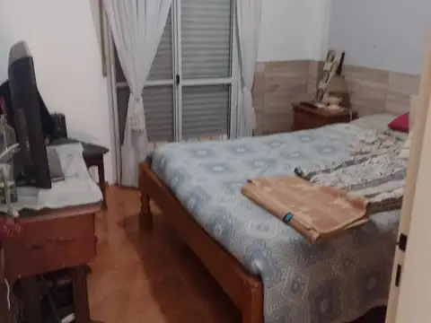 3 ambientes al frente con patio y guarda coche