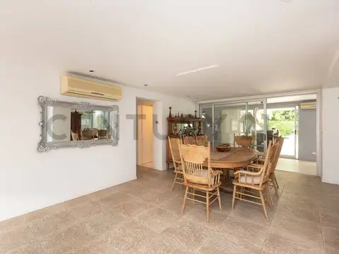 Casa 5 ambientes con 4 baños