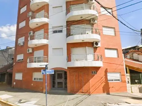 *MUY BUEN DEPTO. DE 2 AMB. AL FRENTE CON BALCÓN