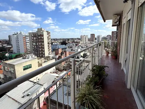 Departamento de 4 ambientes en 9° piso con vista abierta y cochera en Martínez