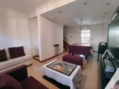 Casa 5 ambientes con 4 baños