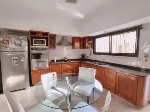 Triplex de 5 ambientes con terraza, parrilla y cochera en Mataderos