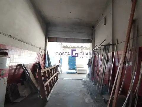 Gran galpón de 500m² ubicado en esquina Avenida Crovara y Cevallos