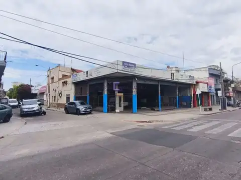 Gran galpón de 500m² ubicado en esquina Avenida Crovara y Cevallos