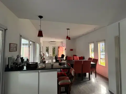 Casa 5 ambientes con 3 baños