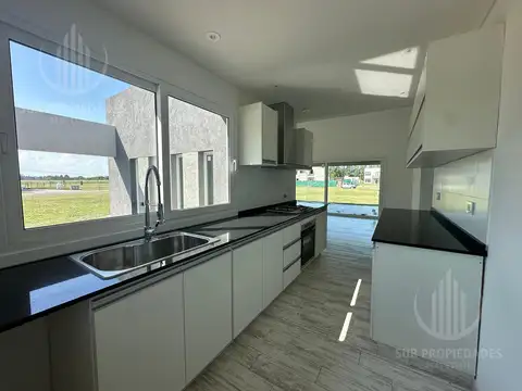 Casa en Alquiler con 2 cocheras