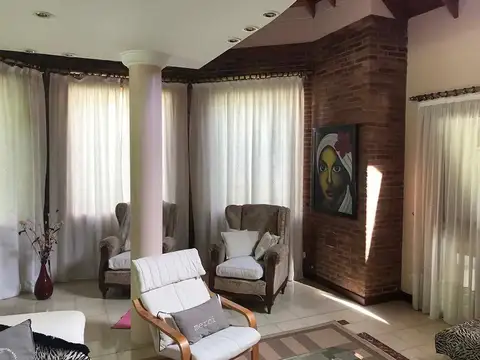 Casa en Venta con 2 cocheras