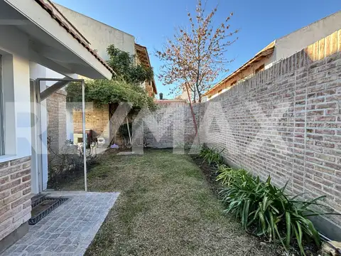 Casa en alquiler, 4 dormitorios con estudio, Nqn