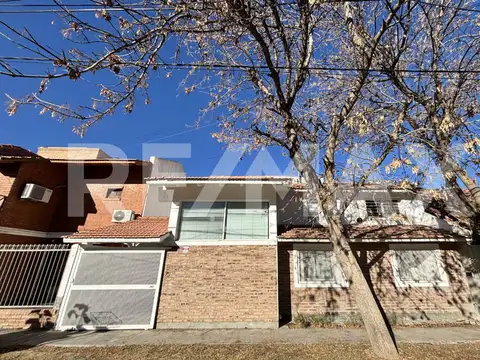 Casa en alquiler, 4 dormitorios con estudio, Nqn