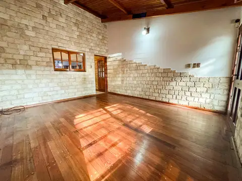 Casa 5 ambientes con 1 baño