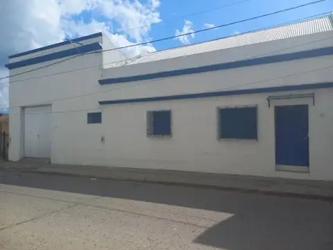Laprida Entre Angel Balbi Y Matanza, Casa De 3 Dormitorios, 2 Baños, Amplio Galpon Y Jardin