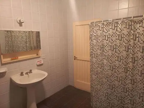 Laprida Entre Angel Balbi Y Matanza, Casa De 3 Dormitorios, 2 Baños, Amplio Galpon Y Jardin
