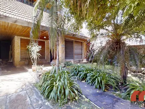 Casa en venta - Beccar, 5 ambientes con jardin, pileta y terraza