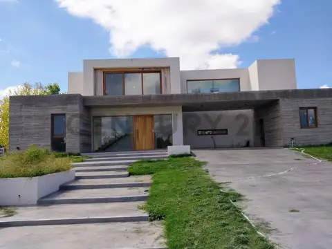 Casa en venta en Pilara, Milord. Frente a cancha de polo!
