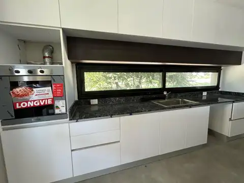 Casa 4 ambientes con 3 baños